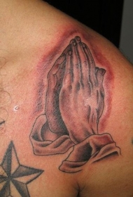 男性肩部棕色祈祷的手纹身图案