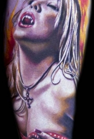 手臂彩色性感的女吸血鬼纹身图案