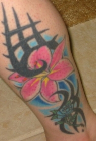腿部彩色粉百合花纹身图案