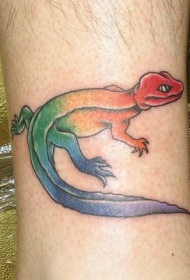 脚部彩虹色蜥蜴纹身图案