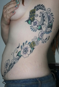 女性腰侧彩色花藤图腾纹身图案