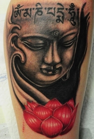 肩部彩色佛像和红莲花纹身图案