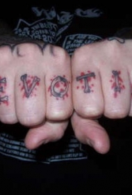 手指特别的字母花体纹身图案