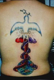 背部彩色鸽子与蛇宗教纹身图案