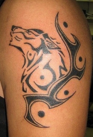 肩部黑色图腾部落的狼纹身图案