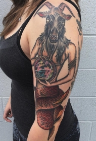 女性肩部彩色摩羯纹身图案