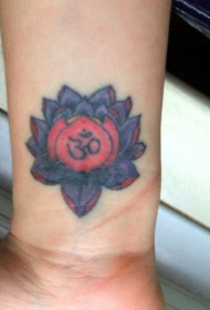 手腕上的深紫色莲花纹身图案