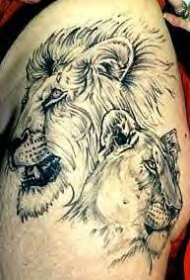腿部黑色狮子头和幼崽纹身图片