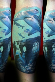 腿部彩色逼真的锤头鲨鱼和水下遗址纹身