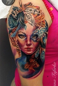 肩部彩色妇女面具和鲜花纹身图案