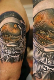 男性肩部宇航服彩色纹身图案