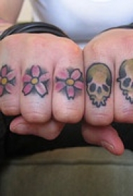 手指四朵红花和头骨纹身图案