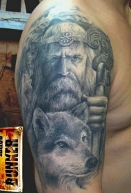 肩部黑灰色老人与狼纹身图案
