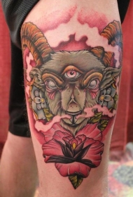 腿部彩色公羊与粉花朵纹身图案