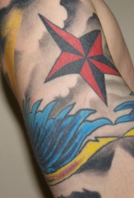 肩部彩色五角星和麻雀纹身图案