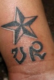 手腕黑色五角星与首字母纹身图片
