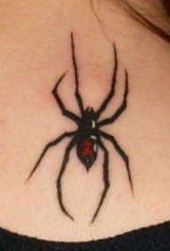 脖子上涂了简单的彩色蜘蛛纹身