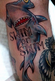 腿部彩色插画风格色的锤头鲨纹身