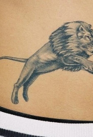 腹部黑灰狮子跳跃纹身图案