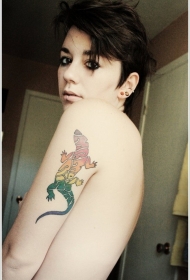女性肩部彩色蜥蜴纹身图案