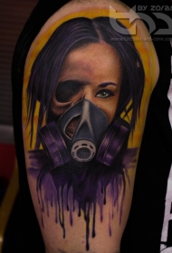 肩部彩色女人与防毒面具纹身图案