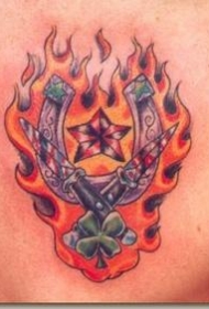 背部彩色燃烧的马蹄纹身图案