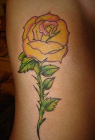 女性腰部黄色玫瑰纹身图案