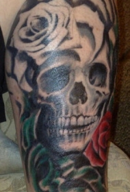腿部黑灰骷髅头与玫瑰纹身图案