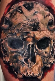 肩部彩色恐怖的骷髅脸纹身图案