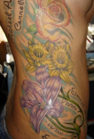 腰侧彩色百合花与玫瑰纹身图案