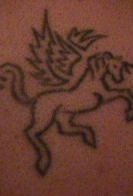 背部黑色简单的线条飞马纹身图片