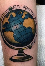 手臂老学校的风格彩色地球仪纹身