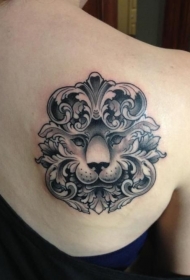 肩部黑棕色英国传统大狮子纹身图案