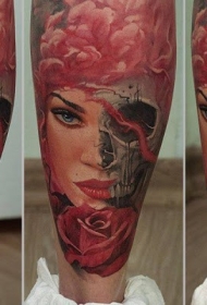 腿部现实主义风格的彩色一半女人半头骨纹身