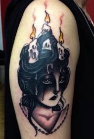 肩部彩色女人头部燃烧的蜡烛纹身图案
