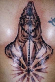 胸部棕色对称祈祷手纹身图案