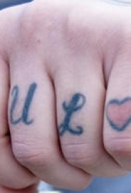 手指彩色英文字母爱心纹身图案