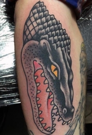 腿部老派风格的彩色鳄鱼纹身