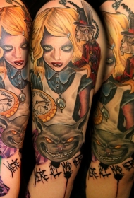 彩色肩部怪物爱丽丝和时钟纹身图案