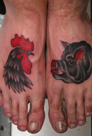 脚部彩色墨水鸡和猪纹身图案