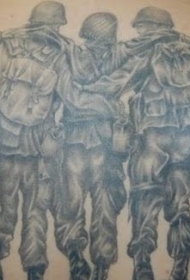 背部黑灰军人相互拥抱纹身图案