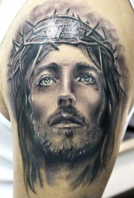 肩部奇妙逼真的耶稣戴荆棘纹身图片