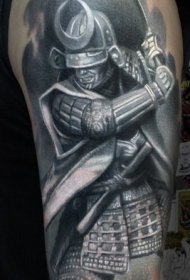 肩部黑灰色水洗式武士纹身图案