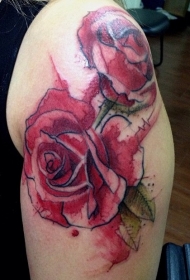 水彩风格的大玫瑰彩色肩部纹身图案