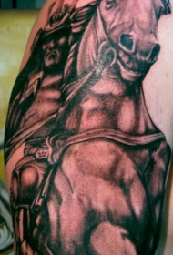 肩部棕色黑暗战士与大马纹身