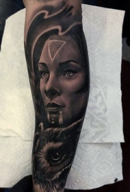手臂黑灰部落妇女与纹身图案