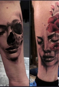 腿部神秘的女人肖像花朵纹身图片
