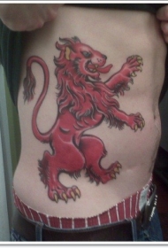 腰侧彩色红狮子纹身图案