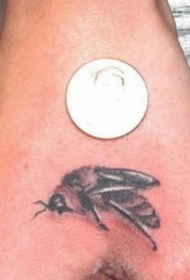 手臂黑灰小逼真蜜蜂纹身图案