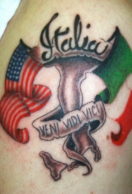 肩部彩色意大利地图和美国国旗纹身